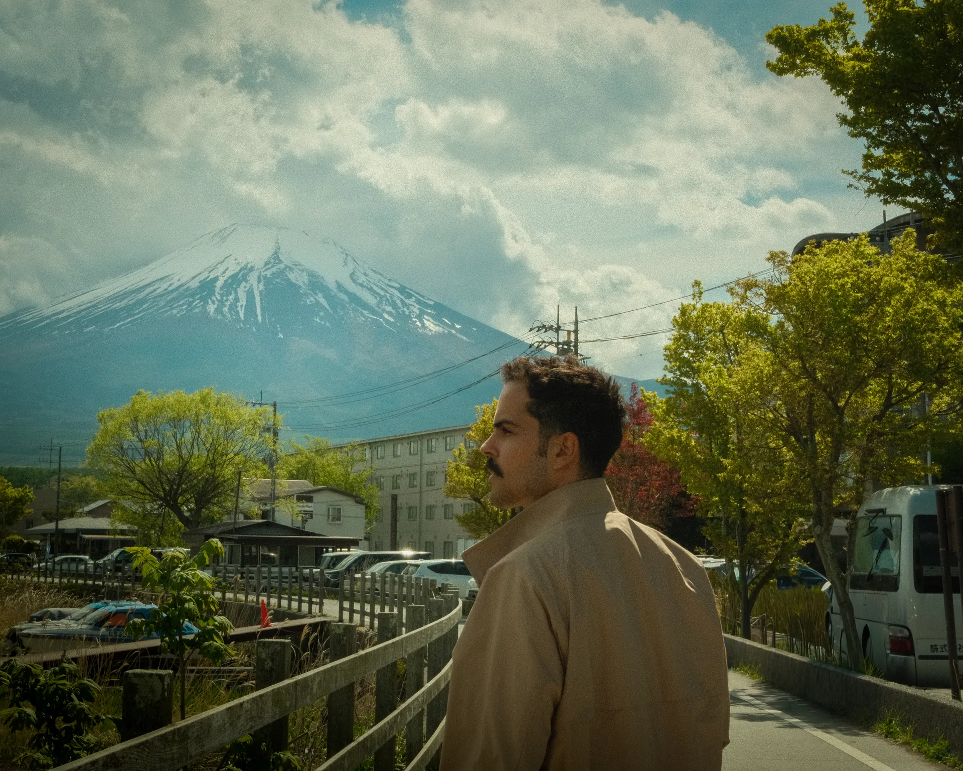 Murilo diante do Monte Fuji, no Japão