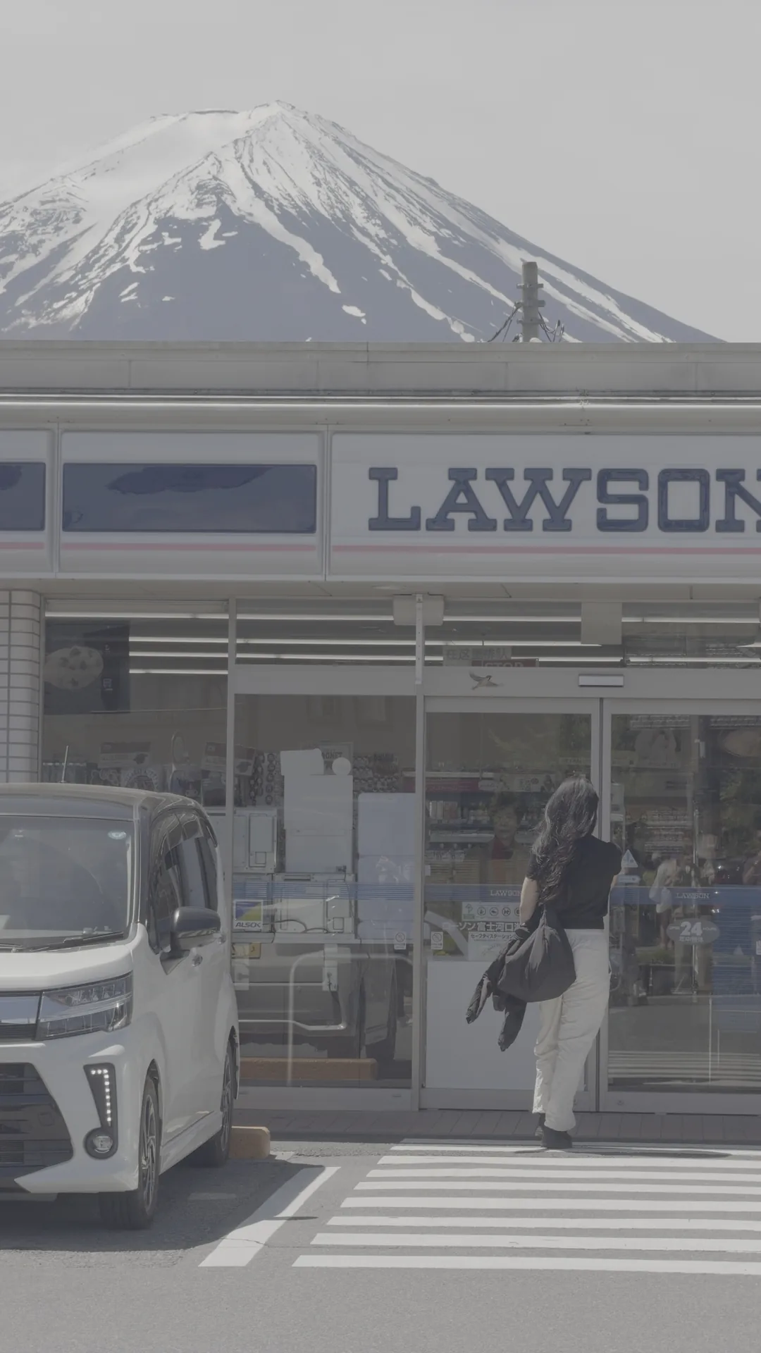 Lawson com o Monte Fuji ao fundo, em Apple Log